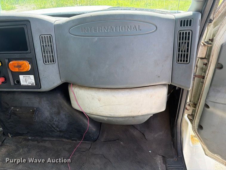 image for item DV7331 2004 International 7400 dump truck