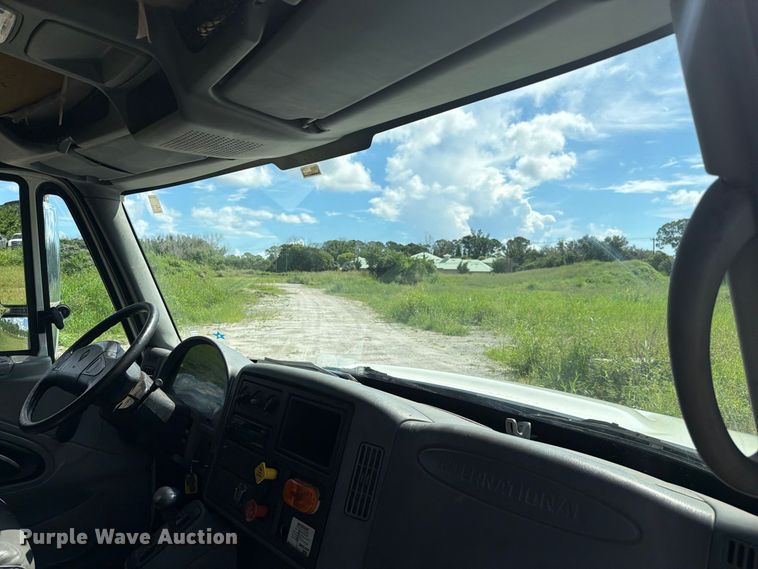 image for item DV7331 2004 International 7400 dump truck