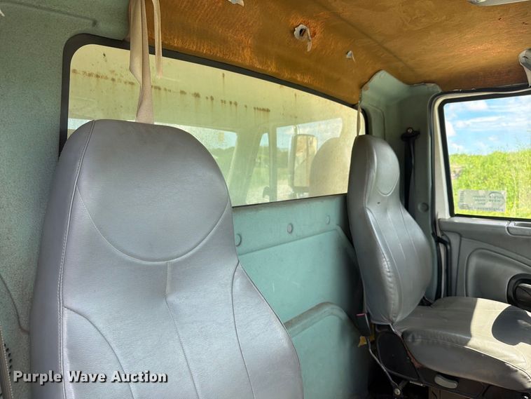 image for item DV7331 2004 International 7400 dump truck