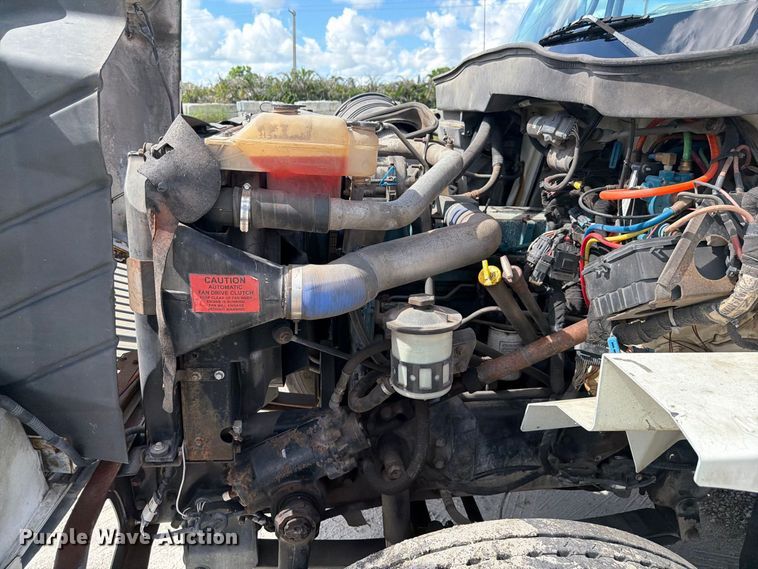 image for item DV7331 2004 International 7400 dump truck