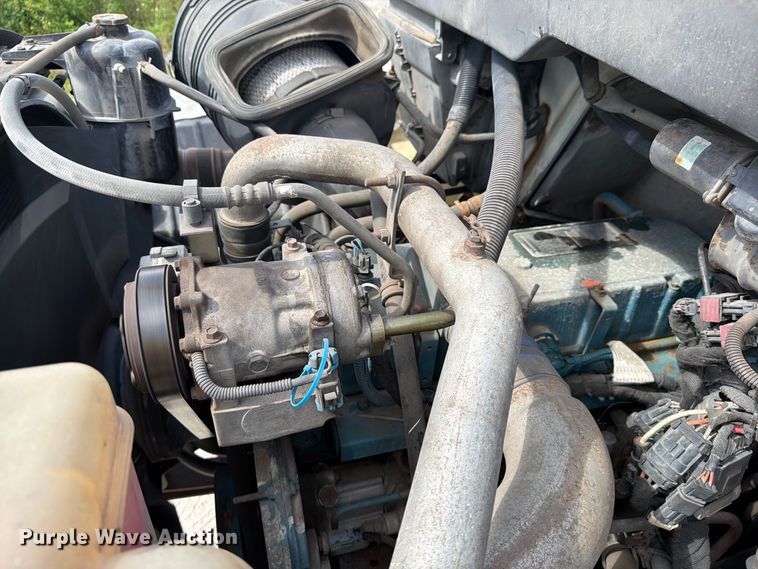 image for item DV7331 2004 International 7400 dump truck