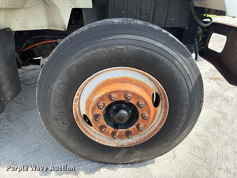 image for item DV7331 2004 International 7400 dump truck