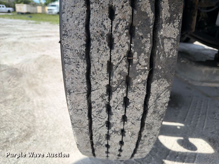 image for item DV7331 2004 International 7400 dump truck