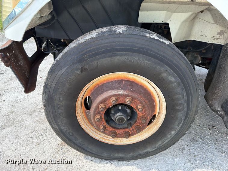 image for item DV7331 2004 International 7400 dump truck