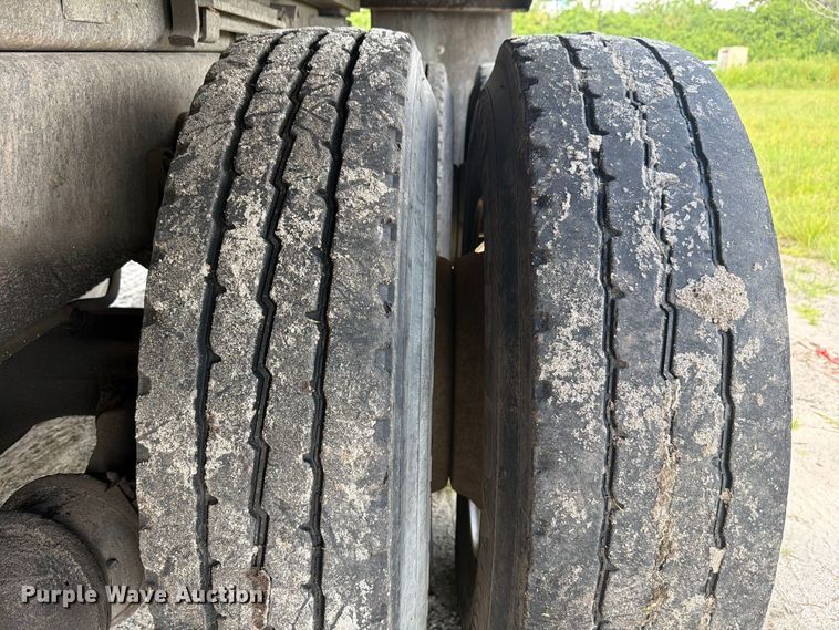 image for item DV7331 2004 International 7400 dump truck