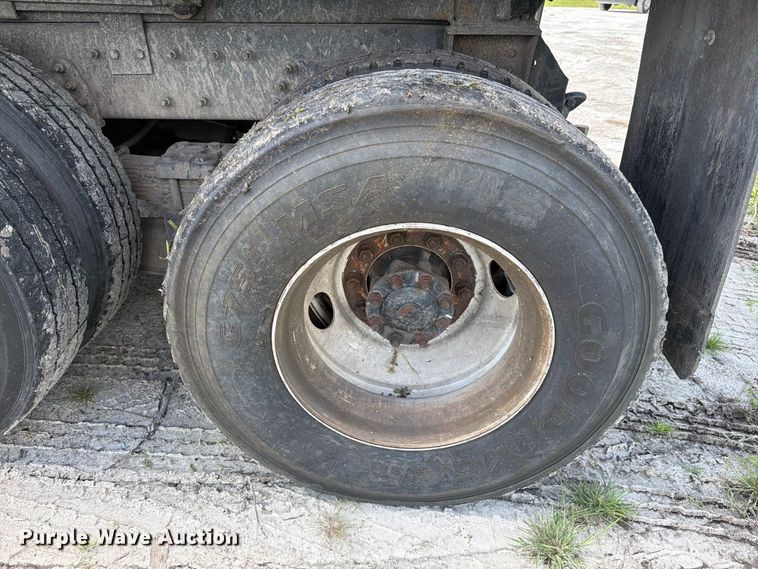 image for item DV7331 2004 International 7400 dump truck