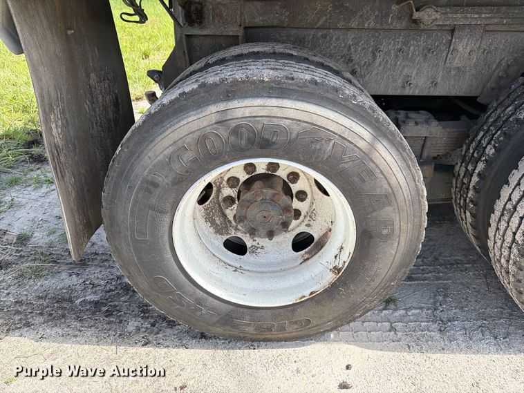 image for item DV7331 2004 International 7400 dump truck