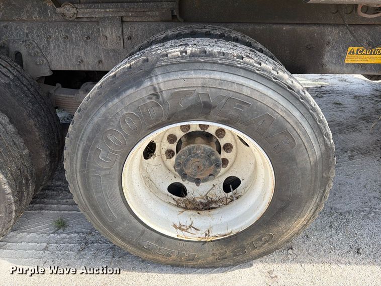 image for item DV7331 2004 International 7400 dump truck