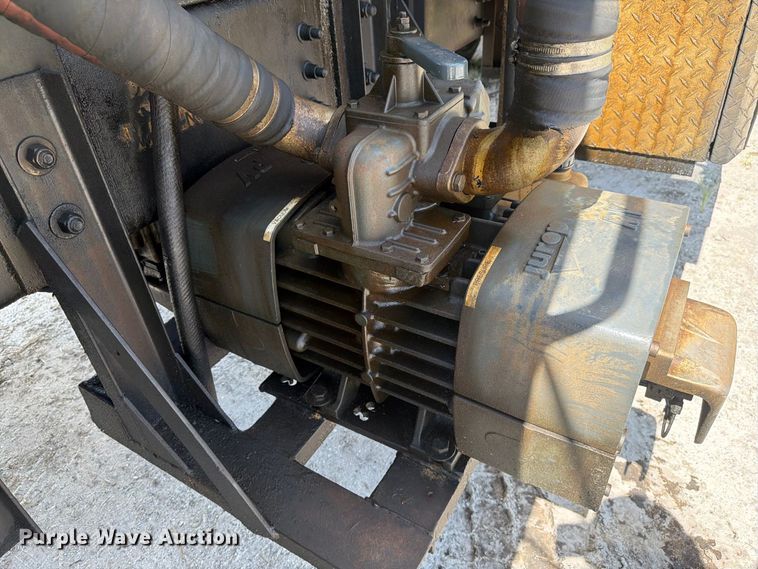 image for item DV7332 2004 Sterling Truck L9500 Series vacuum truck