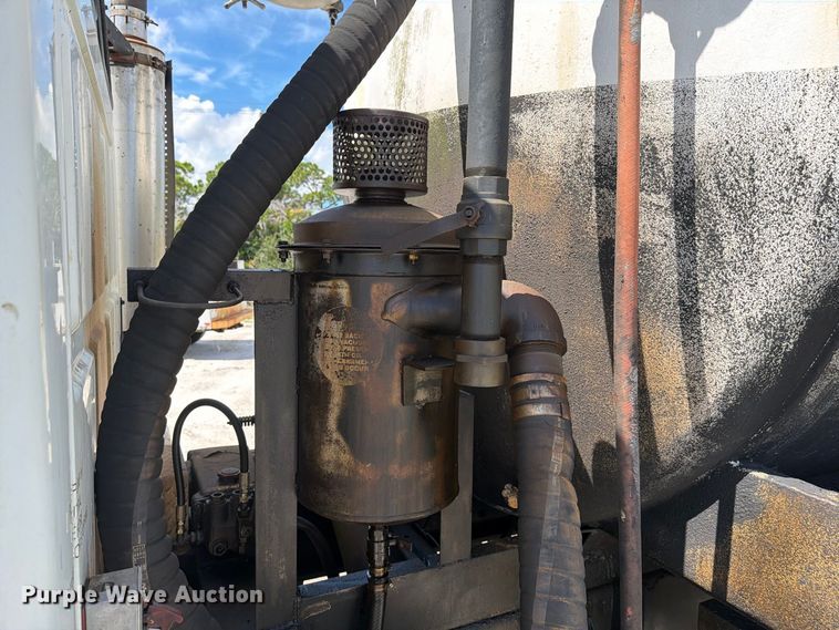 image for item DV7332 2004 Sterling Truck L9500 Series vacuum truck