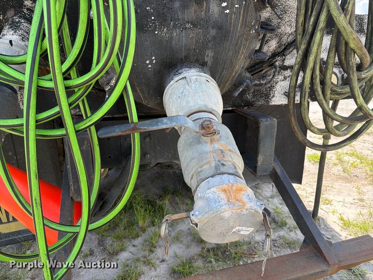 image for item DV7332 2004 Sterling Truck L9500 Series vacuum truck