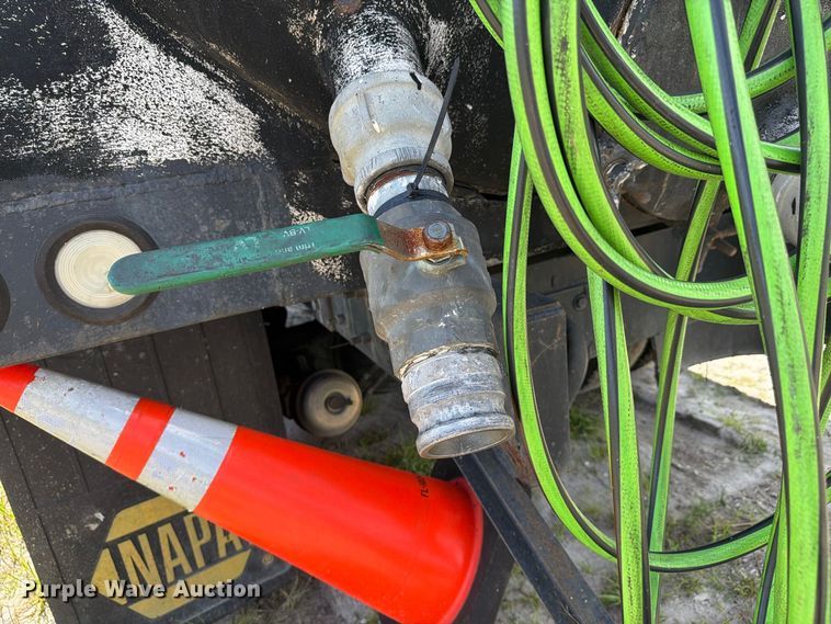 image for item DV7332 2004 Sterling Truck L9500 Series vacuum truck