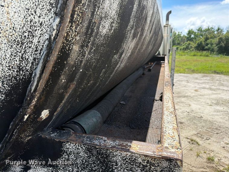 image for item DV7332 2004 Sterling Truck L9500 Series vacuum truck