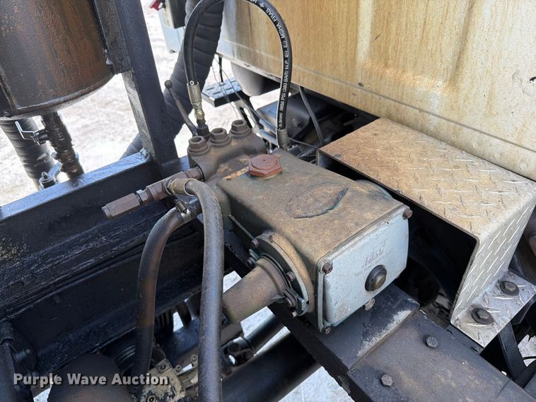 image for item DV7332 2004 Sterling Truck L9500 Series vacuum truck