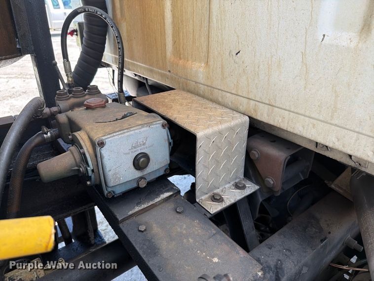 image for item DV7332 2004 Sterling Truck L9500 Series vacuum truck