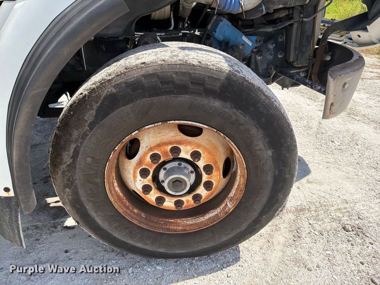 image for item DV7332 2004 Sterling Truck L9500 Series vacuum truck