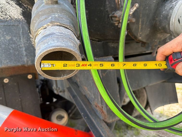 image for item DV7332 2004 Sterling Truck L9500 Series vacuum truck