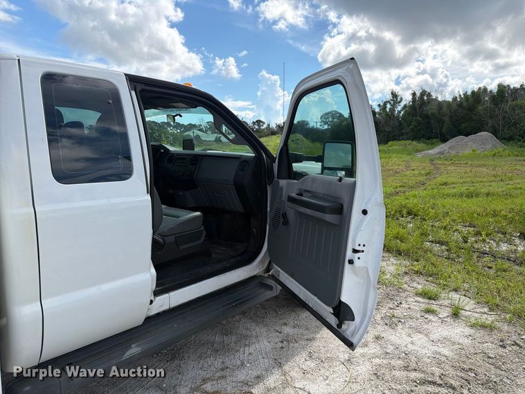 image for item DV7333 2015 Ford F350 Super Duty Ext. Cab utility bed pickup truck