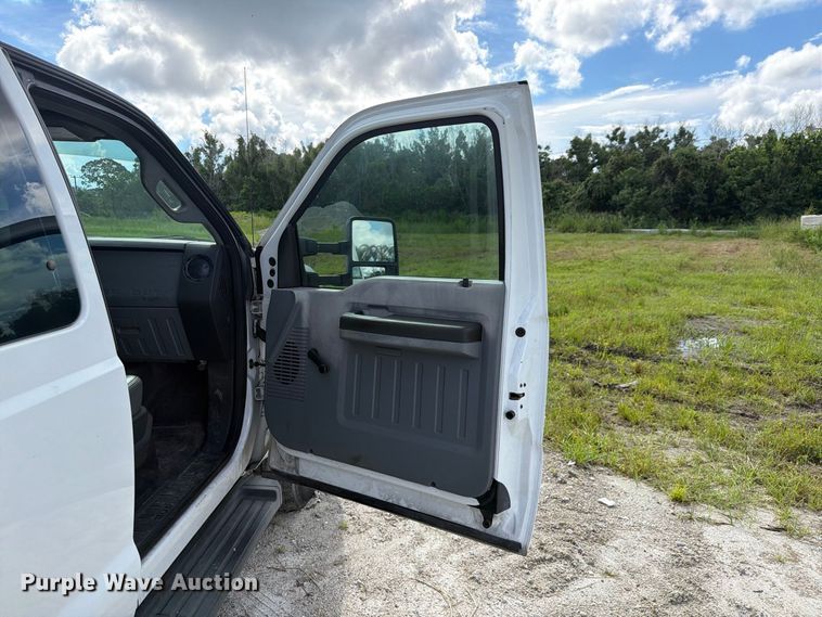 image for item DV7333 2015 Ford F350 Super Duty Ext. Cab utility bed pickup truck