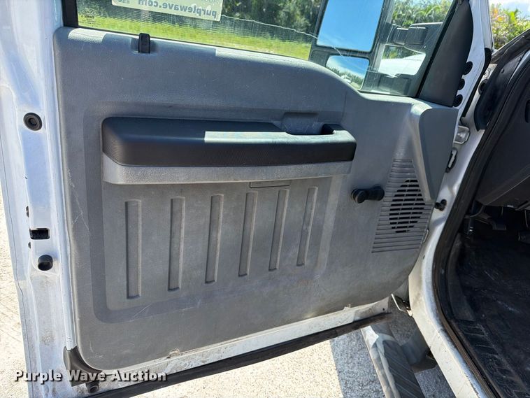 image for item DV7338 2015 Ford F250 Super Duty Ext. Cab utility bed pickup truck