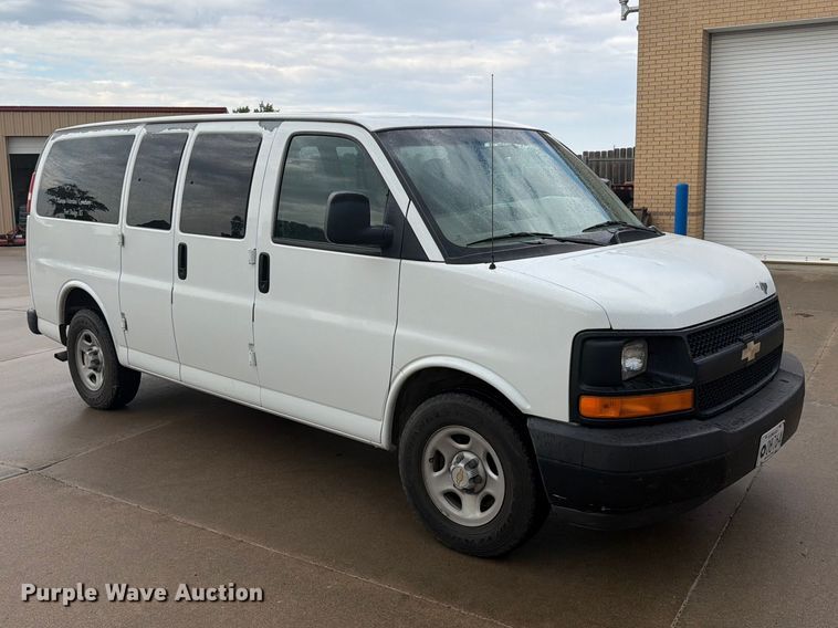 image for item DY3411 2003 Chevrolet Express 1500 van