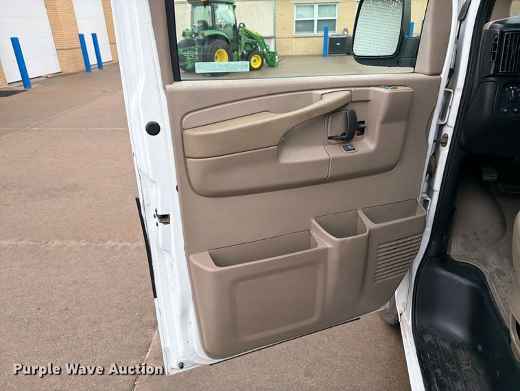 image for item DY3411 2003 Chevrolet Express 1500 van