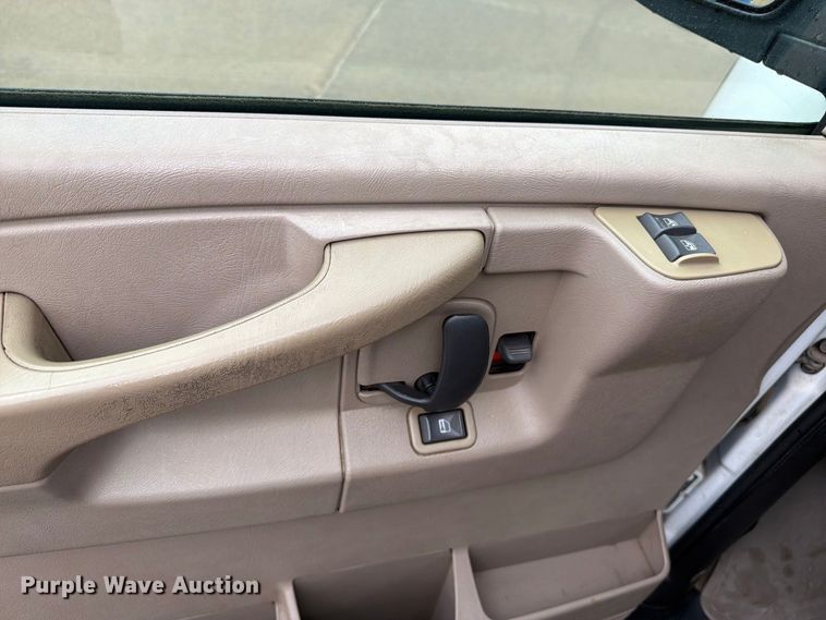 image for item DY3411 2003 Chevrolet Express 1500 van