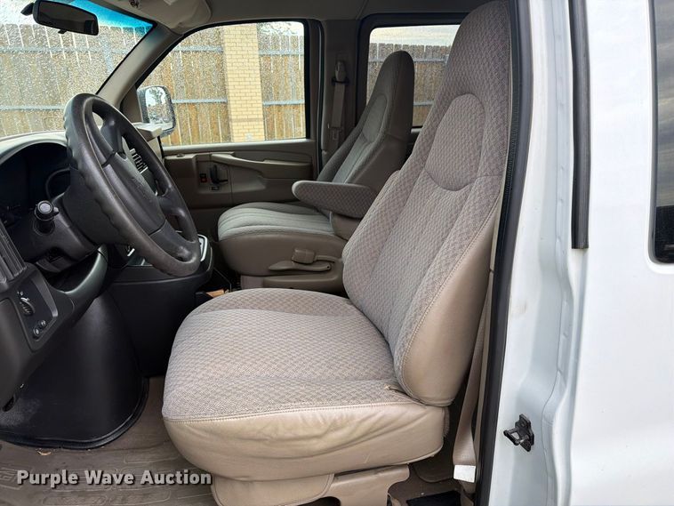 image for item DY3411 2003 Chevrolet Express 1500 van