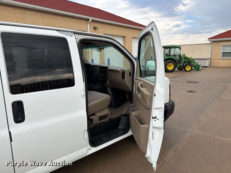 image for item DY3411 2003 Chevrolet Express 1500 van