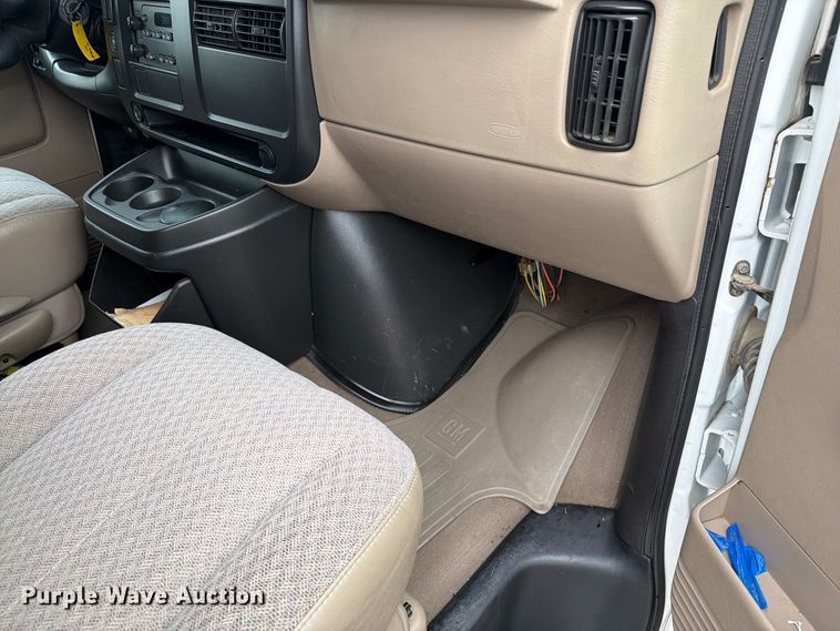 image for item DY3411 2003 Chevrolet Express 1500 van