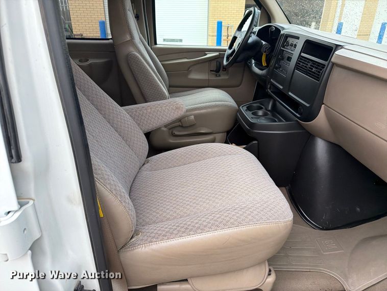 image for item DY3411 2003 Chevrolet Express 1500 van