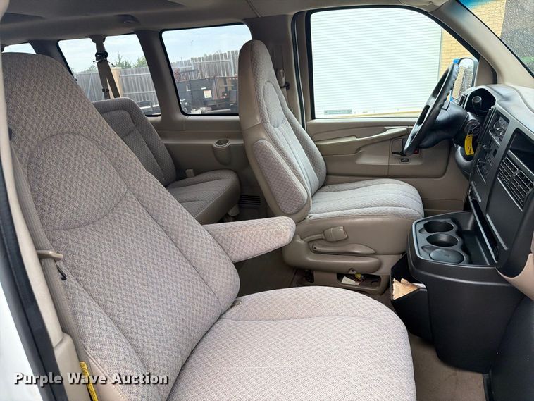 image for item DY3411 2003 Chevrolet Express 1500 van