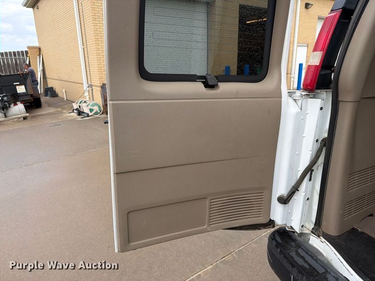 image for item DY3411 2003 Chevrolet Express 1500 van