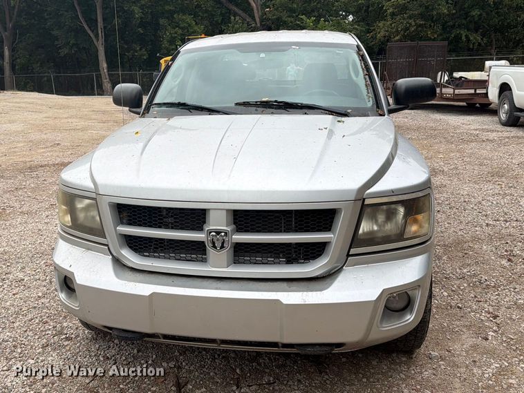 image for item DY3428 2010 Dodge Dakota Crew Cab pickup truck