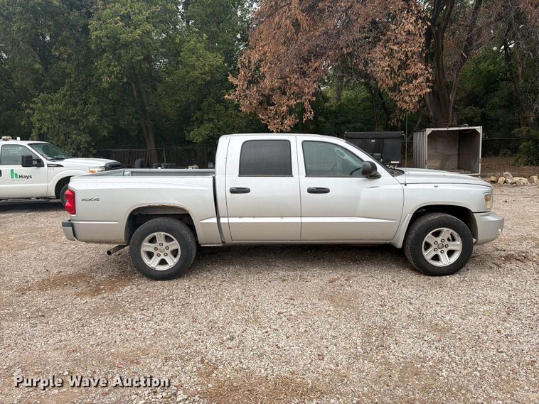 image for item DY3428 2010 Dodge Dakota Crew Cab pickup truck