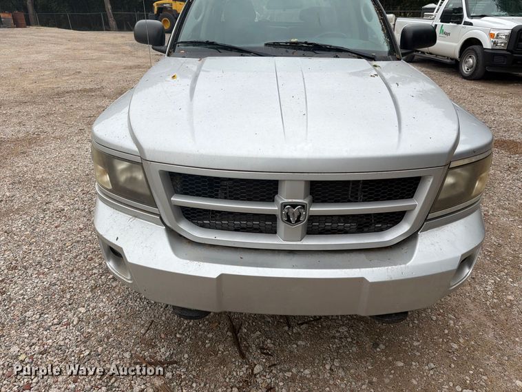 image for item DY3428 2010 Dodge Dakota Crew Cab pickup truck