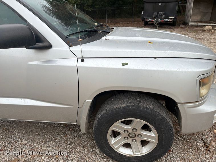 image for item DY3428 2010 Dodge Dakota Crew Cab pickup truck