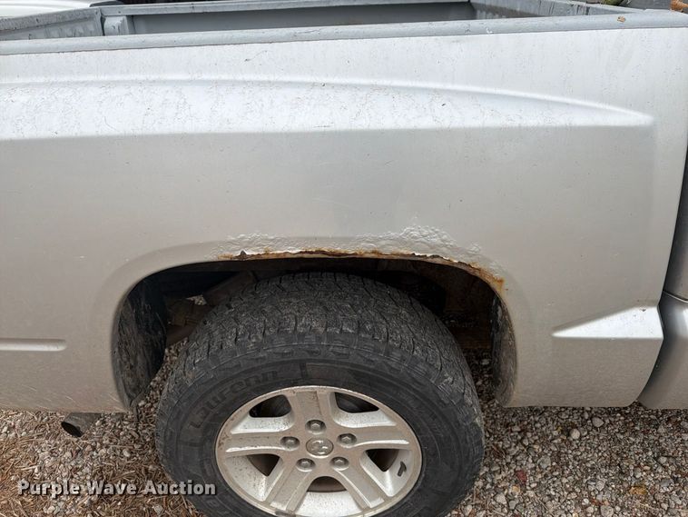 image for item DY3428 2010 Dodge Dakota Crew Cab pickup truck