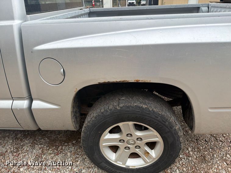image for item DY3428 2010 Dodge Dakota Crew Cab pickup truck
