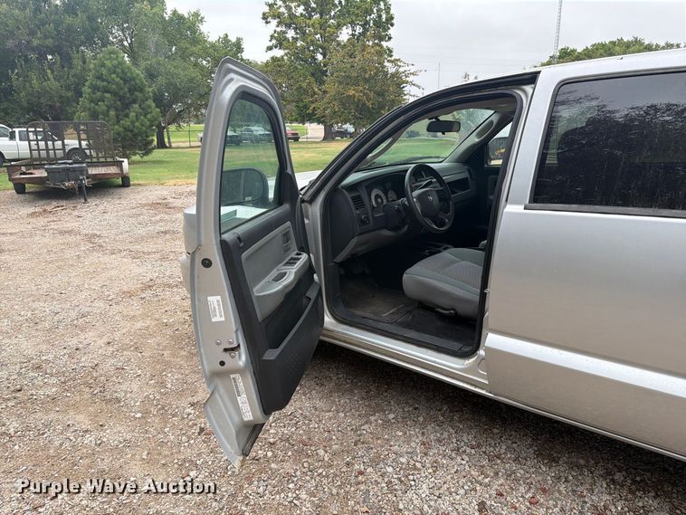 image for item DY3428 2010 Dodge Dakota Crew Cab pickup truck