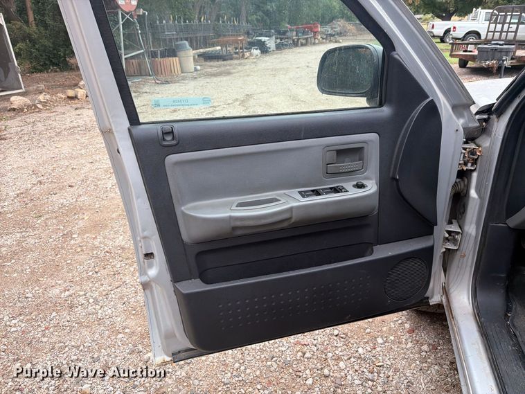 image for item DY3428 2010 Dodge Dakota Crew Cab pickup truck