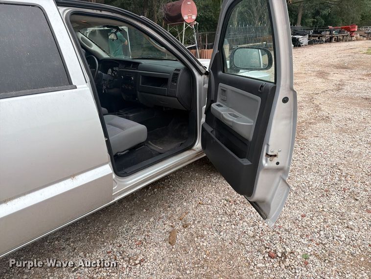 image for item DY3428 2010 Dodge Dakota Crew Cab pickup truck