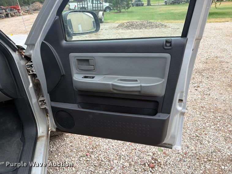 image for item DY3428 2010 Dodge Dakota Crew Cab pickup truck