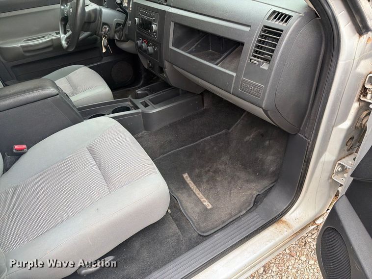 image for item DY3428 2010 Dodge Dakota Crew Cab pickup truck
