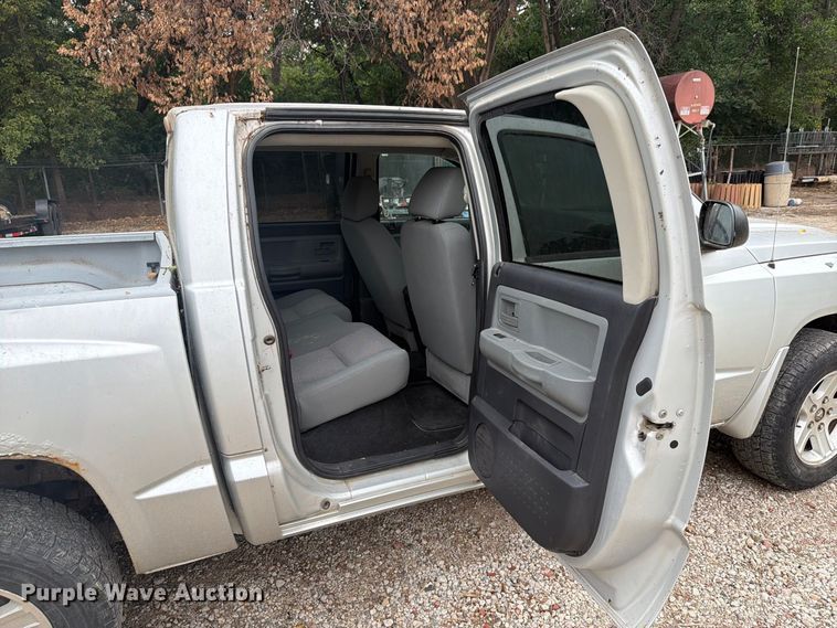 image for item DY3428 2010 Dodge Dakota Crew Cab pickup truck
