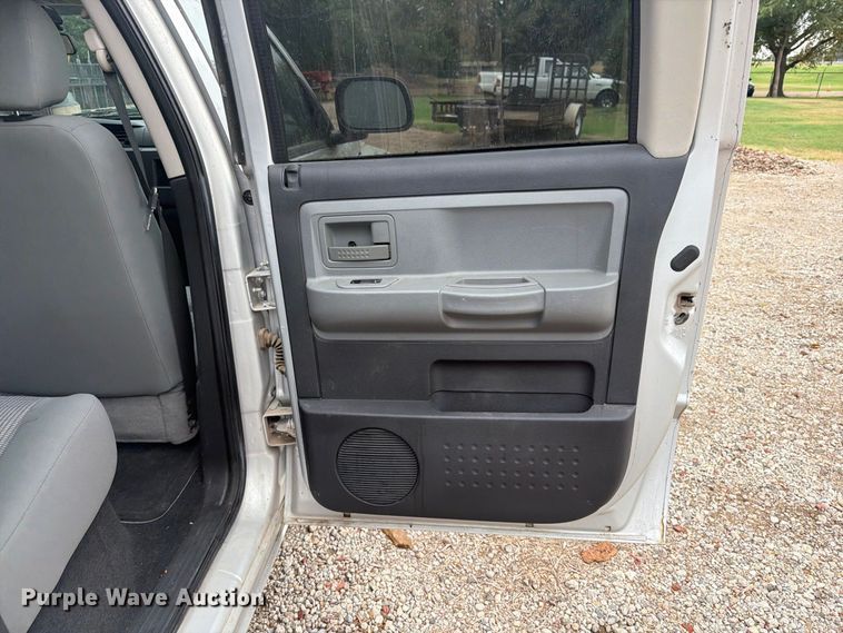 image for item DY3428 2010 Dodge Dakota Crew Cab pickup truck