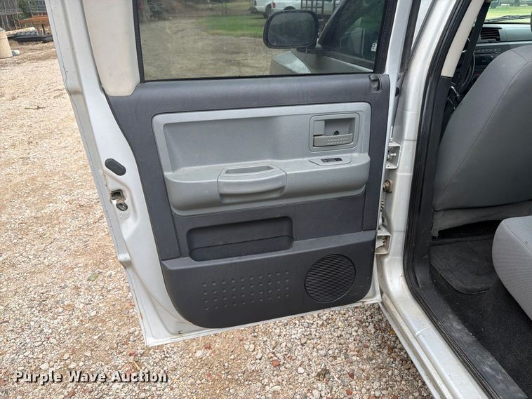 image for item DY3428 2010 Dodge Dakota Crew Cab pickup truck