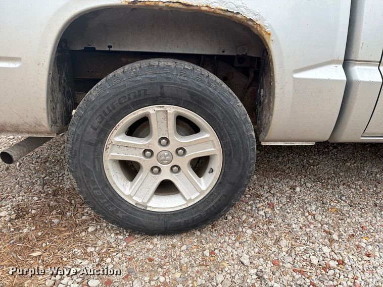 image for item DY3428 2010 Dodge Dakota Crew Cab pickup truck