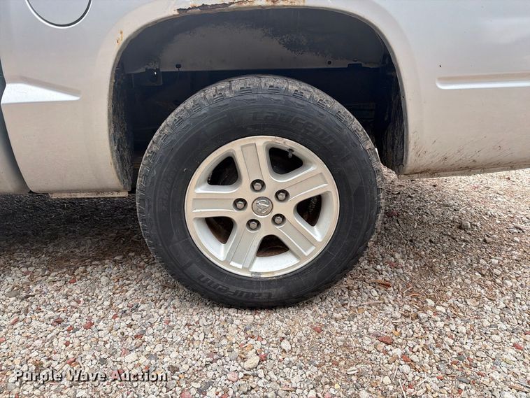 image for item DY3428 2010 Dodge Dakota Crew Cab pickup truck