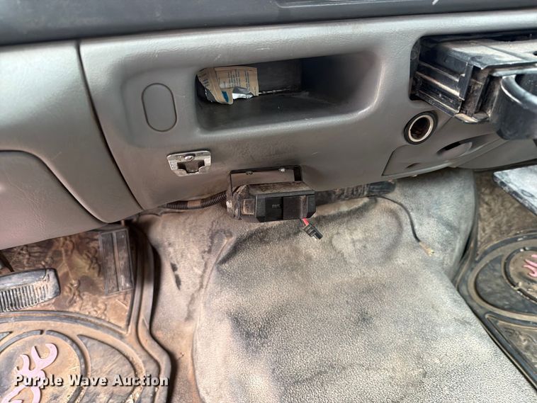 image for item DY3431 2003 Ford F250 pickup truck